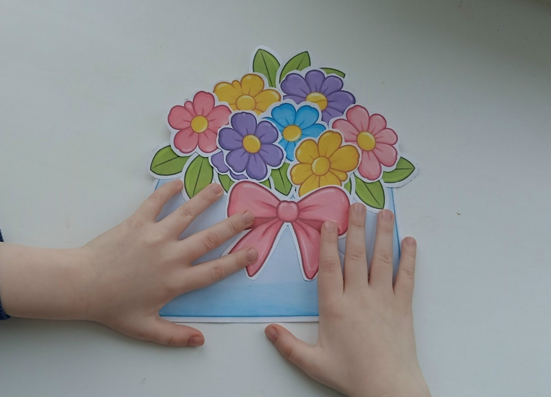 «Подарочки для любимой мамочки»: ребята, посещающие интеграционную мастерскую, готовили поздравления к 8 Марта